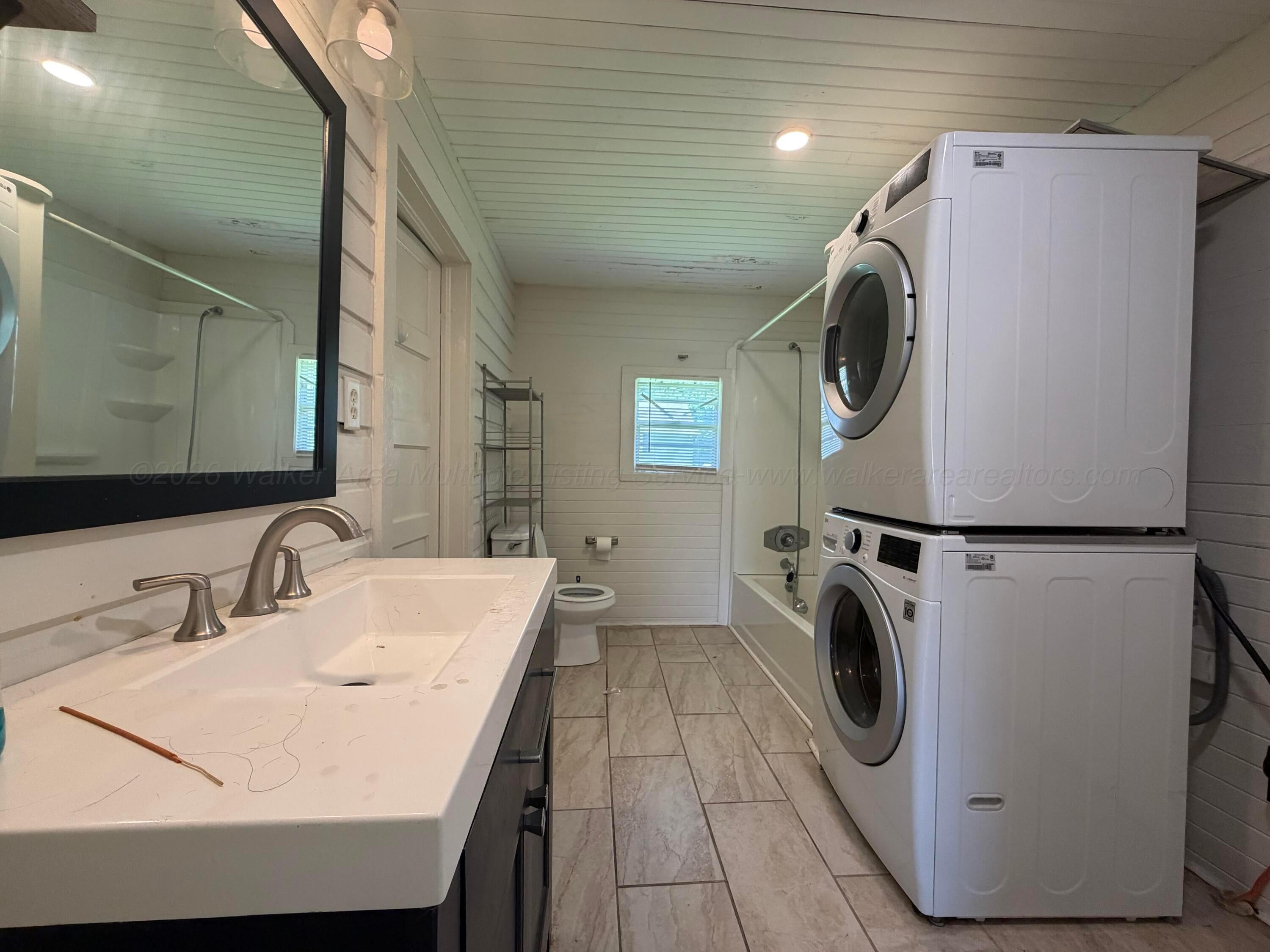 813 Airport Road South Jasper, AL 35501 - Photo 14 of 16 Bathroom