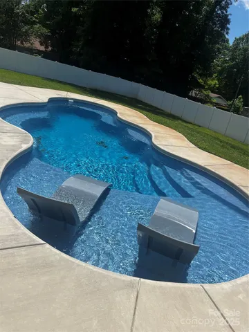 a view of a back yard