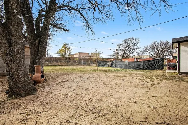 a view of a backyard