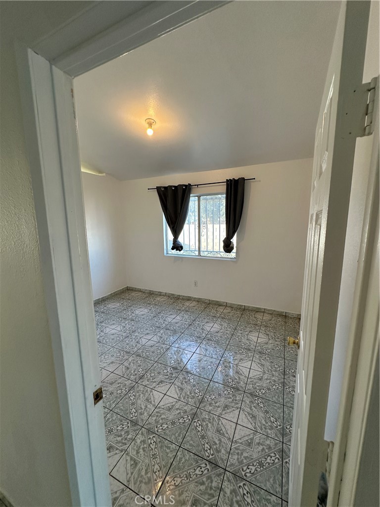 8505 Robinia Street Fontana, CA 92335 - Photo 21 of 30 a view of an empty room and window