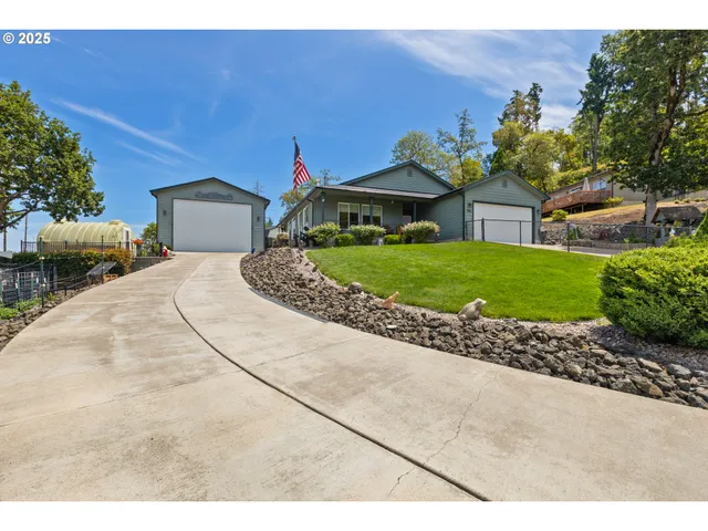 $750,000 | 895 Valley Vista Street, Sutherlin, OR 97479