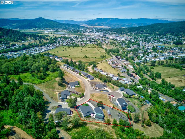 $750,000 | 895 Valley Vista Street, Sutherlin, OR 97479