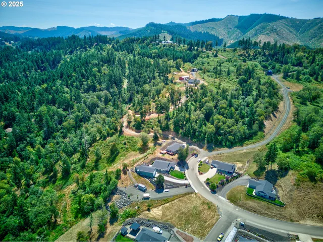 $750,000 | 895 Valley Vista Street, Sutherlin, OR 97479