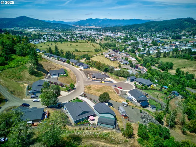 $750,000 | 895 Valley Vista Street, Sutherlin, OR 97479