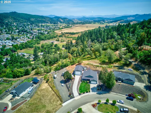 $750,000 | 895 Valley Vista Street, Sutherlin, OR 97479