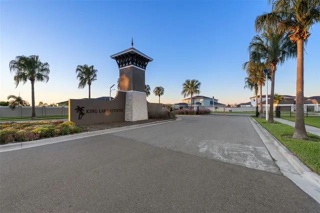a room with lots of trees and flowers
