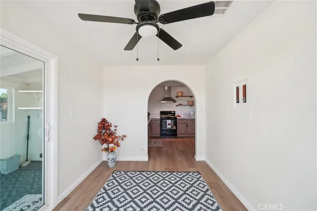 a view of entryway with window