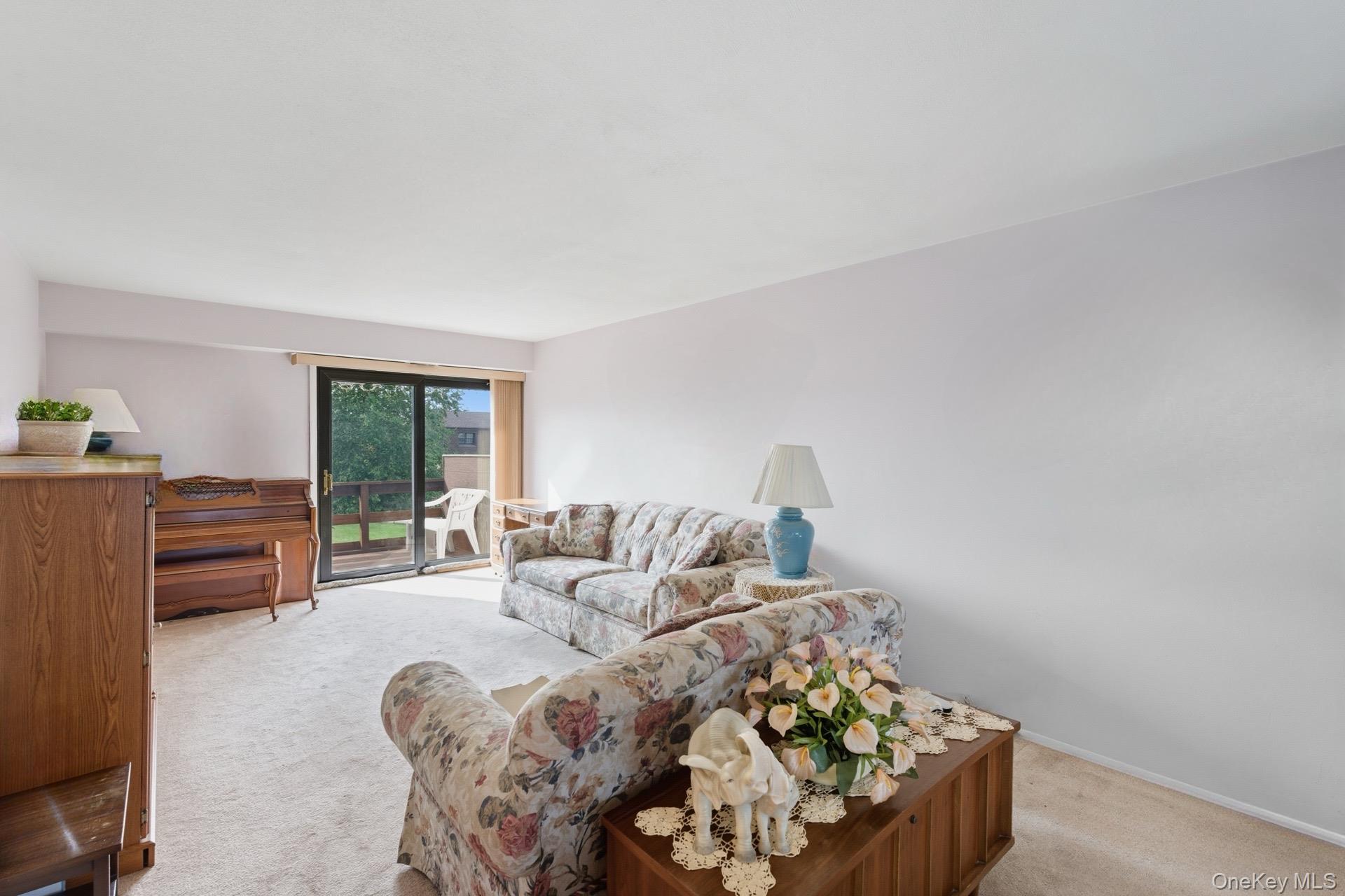 348 Mariners Way Copiague, NY 11726 - Photo 4 of 19 Living area w/Sliders to Deck