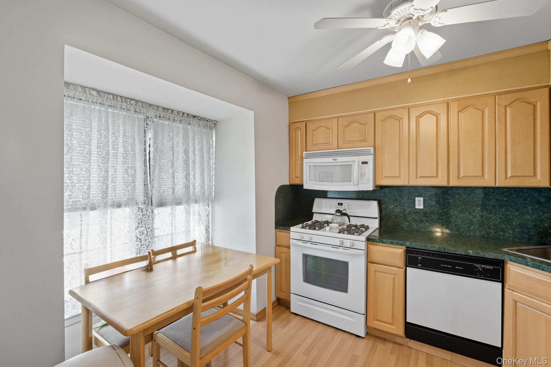 348 Mariners Way Copiague, NY 11726 - Photo 9 of 19 Eat in Kitchen