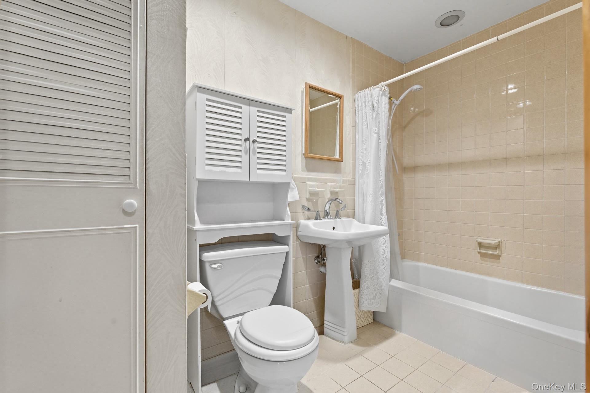 348 Mariners Way Copiague, NY 11726 - Photo 10 of 19 Full Bathroom/Tub