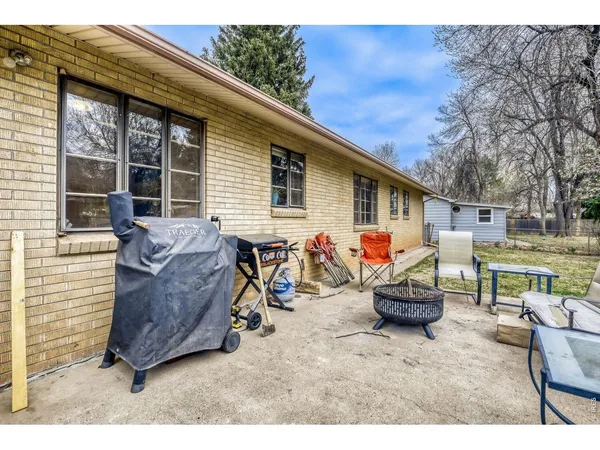 a view of a house with back yard