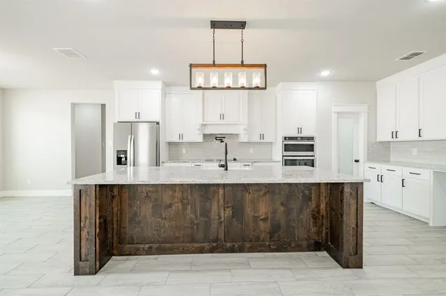 $589,000 | 2017 Swallowtail Court, Poolville, TX 76487