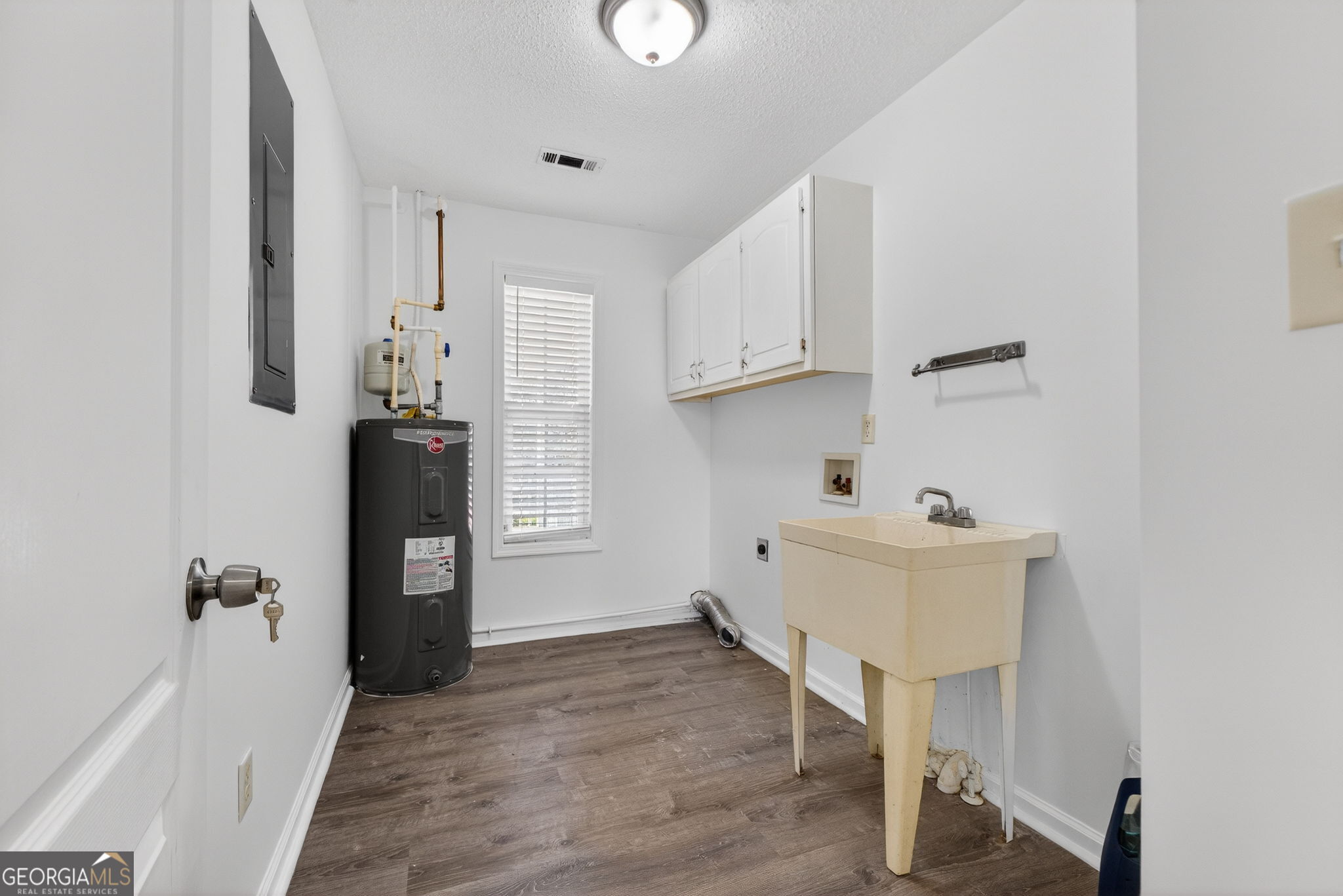 108 Whippoorwill Ridge Road Jackson, GA 30233 - Photo 19 of 39 a kitchen with refrigerator and window