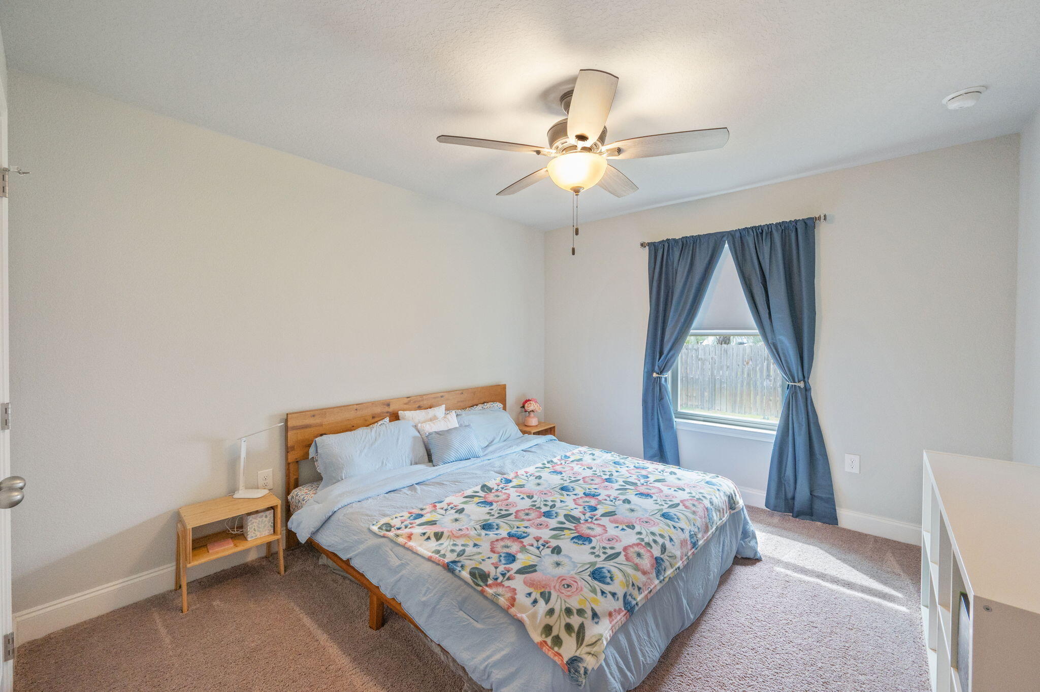 899 Al Hammett Road Mary Esther, FL 32569 - Photo 16 of 34 a bedroom with a bed and a window