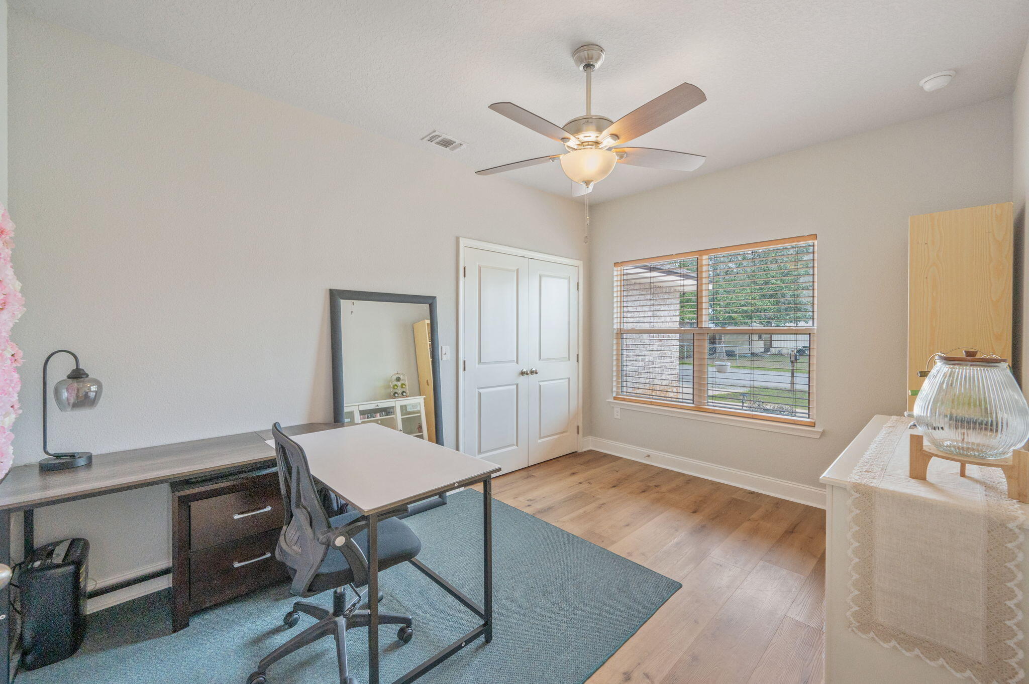 899 Al Hammett Road Mary Esther, FL 32569 - Photo 20 of 34 a view of a workspace with furniture and a window