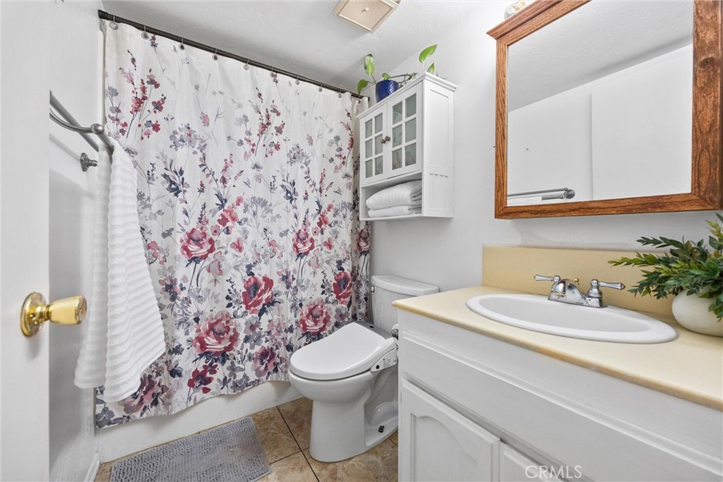 23740 Lakeview Drive Tehachapi, CA 93561 - Photo 19 of 48 a bathroom with a toilet sink and mirror