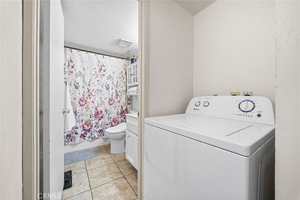 23740 Lakeview Drive Tehachapi, CA 93561 - Photo 28 of 48 a utility room with dryer and washer