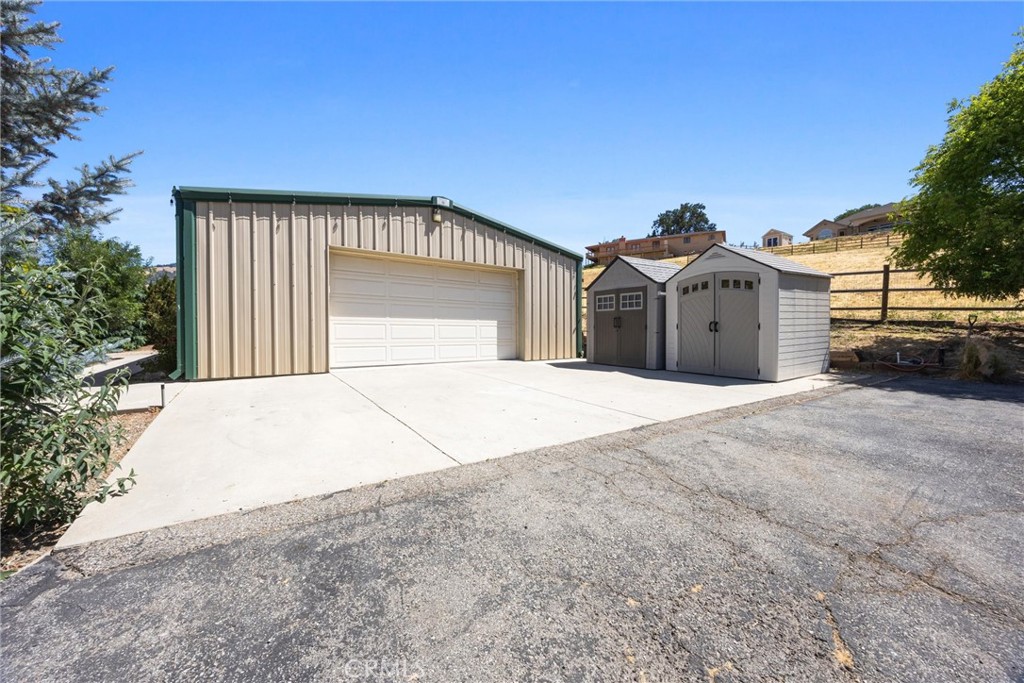 23740 Lakeview Drive Tehachapi, CA 93561 - Photo 33 of 48 a view of a house with a backyard