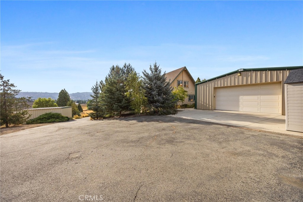 23740 Lakeview Drive Tehachapi, CA 93561 - Photo 35 of 48 a view of a house with a backyard