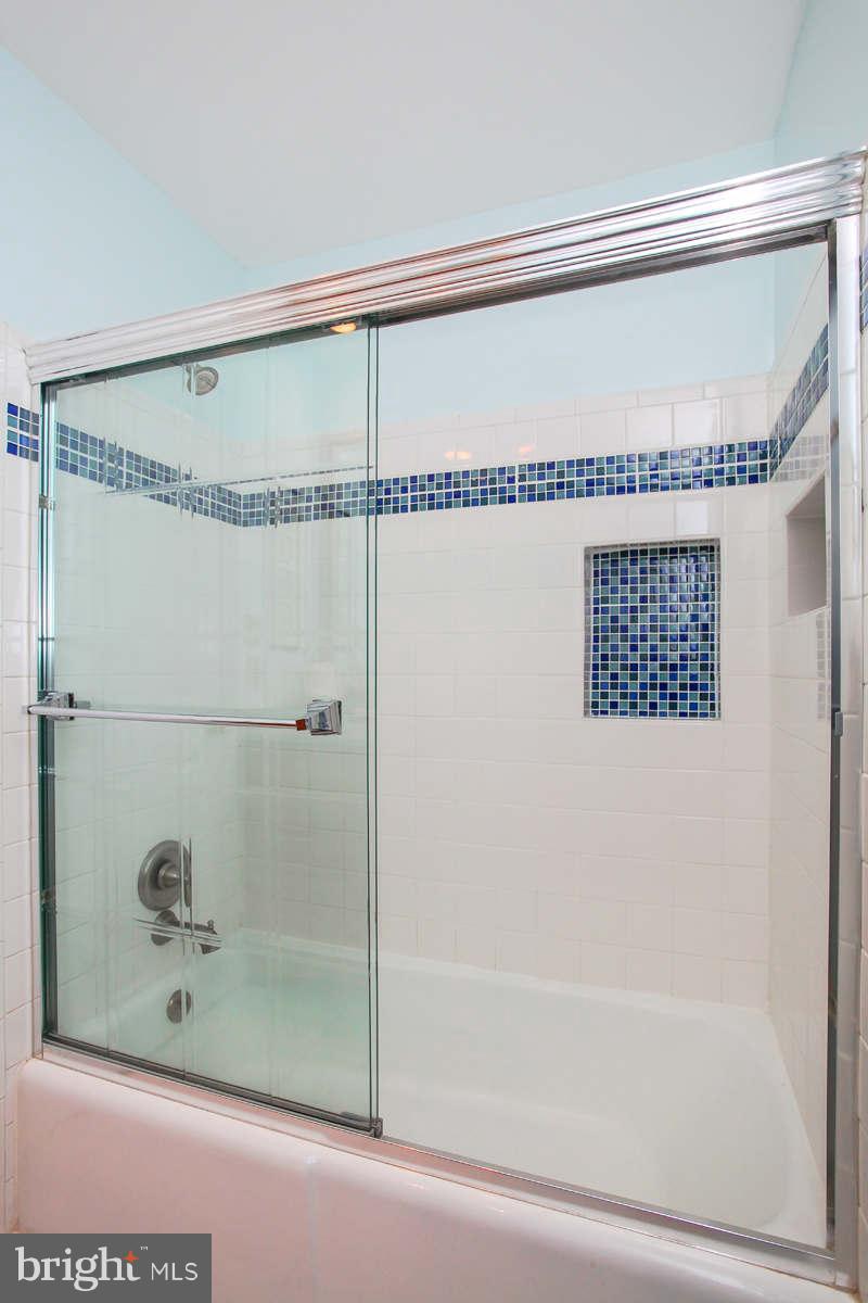 233 Manvell Road Southeast Vienna, VA 22180 - Photo 20 of 28 Bath