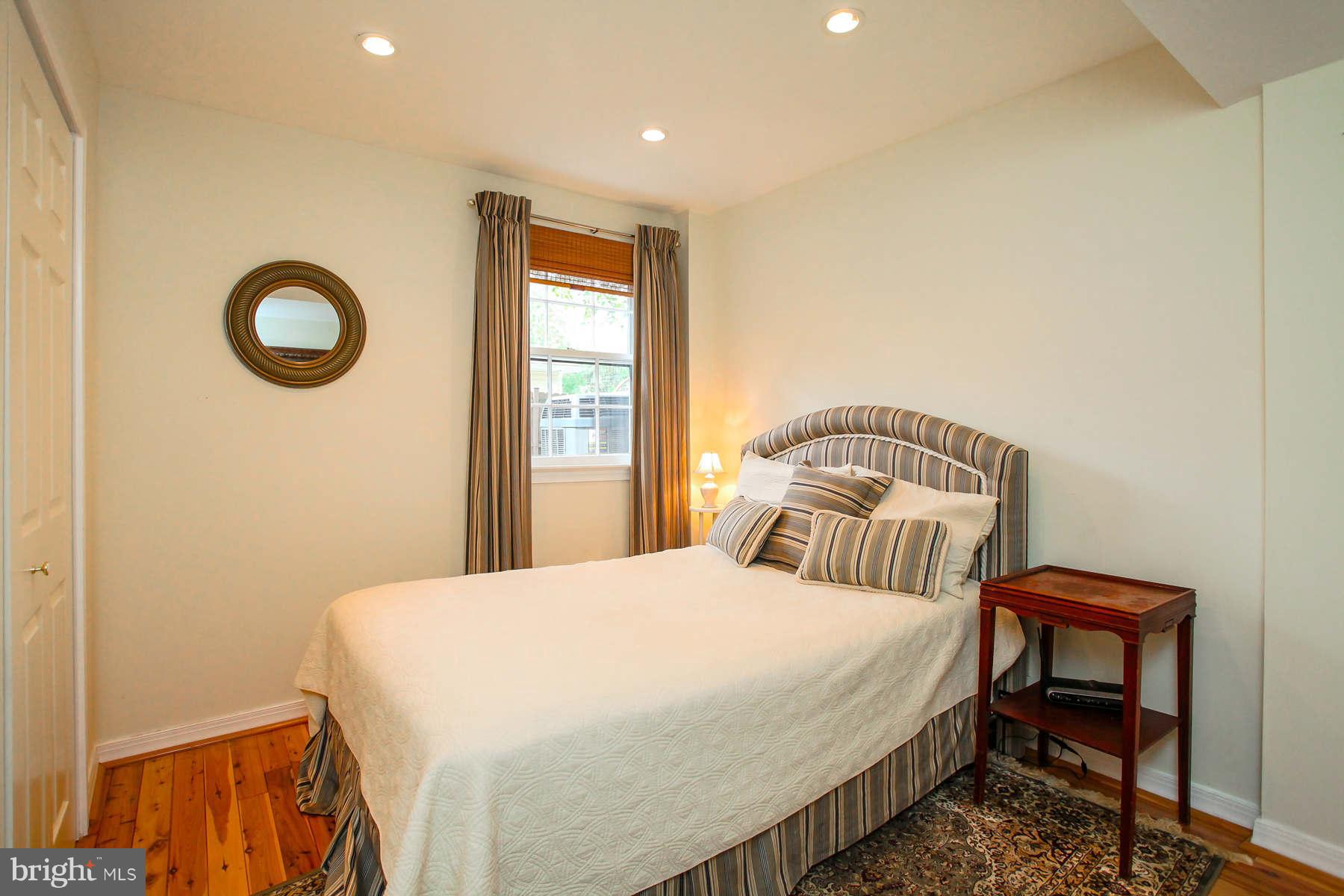 233 Manvell Road Southeast Vienna, VA 22180 - Photo 23 of 28 Bedroom