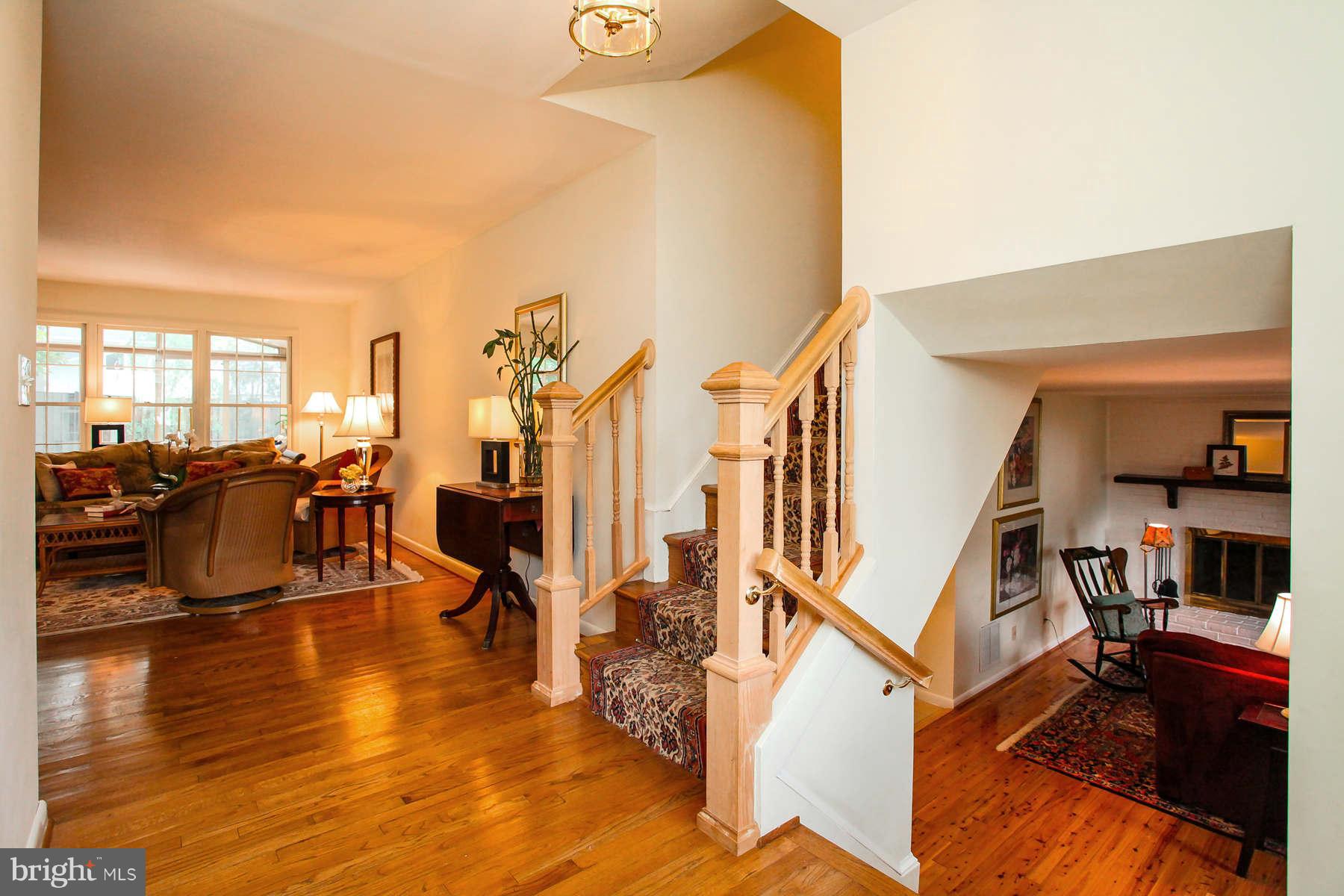 233 Manvell Road Southeast Vienna, VA 22180 - Photo 4 of 28 Foyer