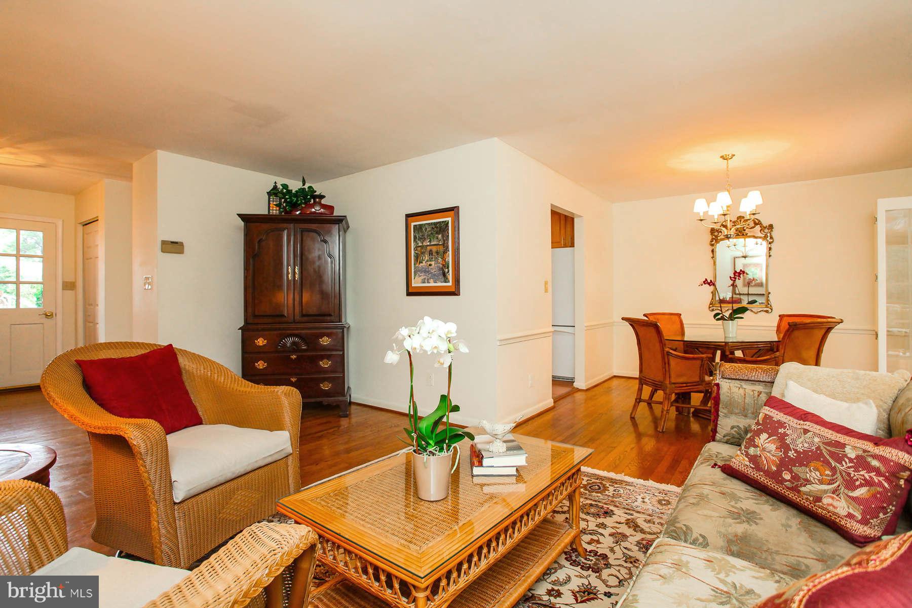 233 Manvell Road Southeast Vienna, VA 22180 - Photo 5 of 28 Living Room