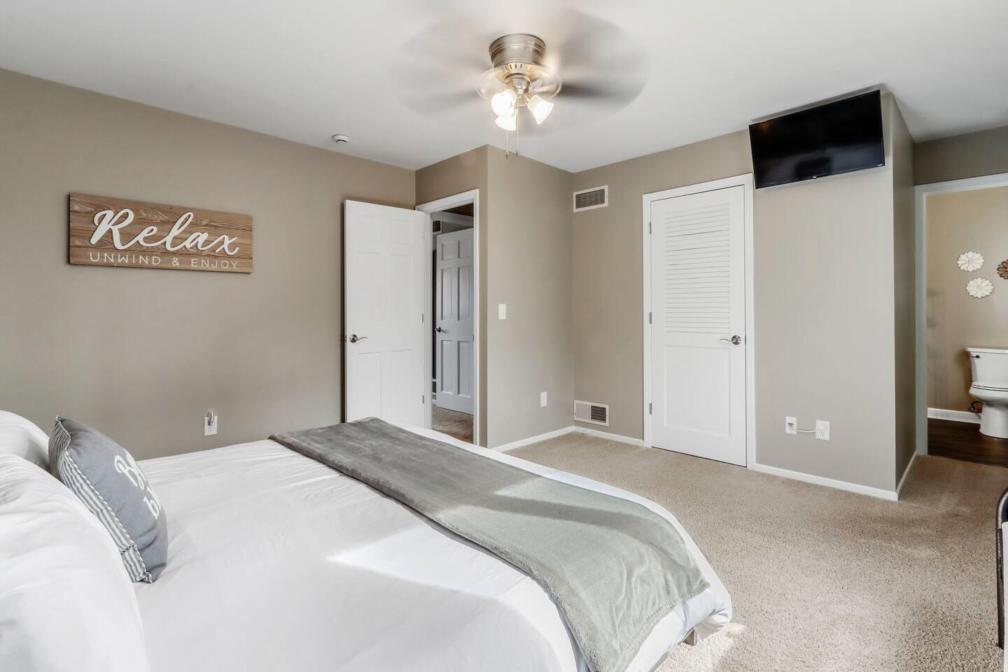 1800 Miller Road Lake Geneva, WI 53147 - Photo 19 of 29 Primary Bedroom