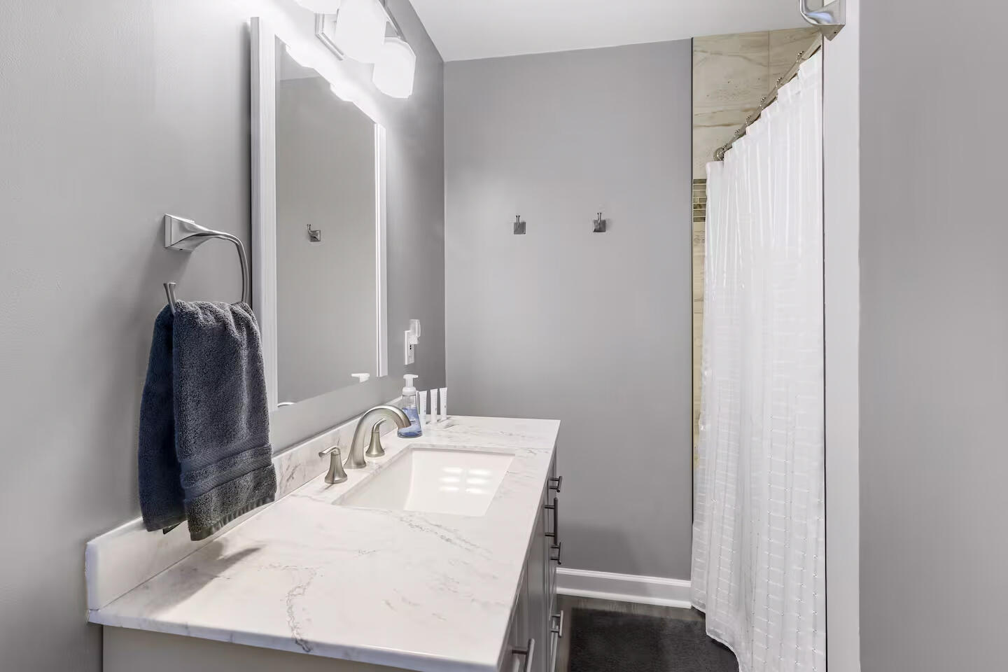 1800 Miller Road Lake Geneva, WI 53147 - Photo 20 of 29 Primary Ensuite