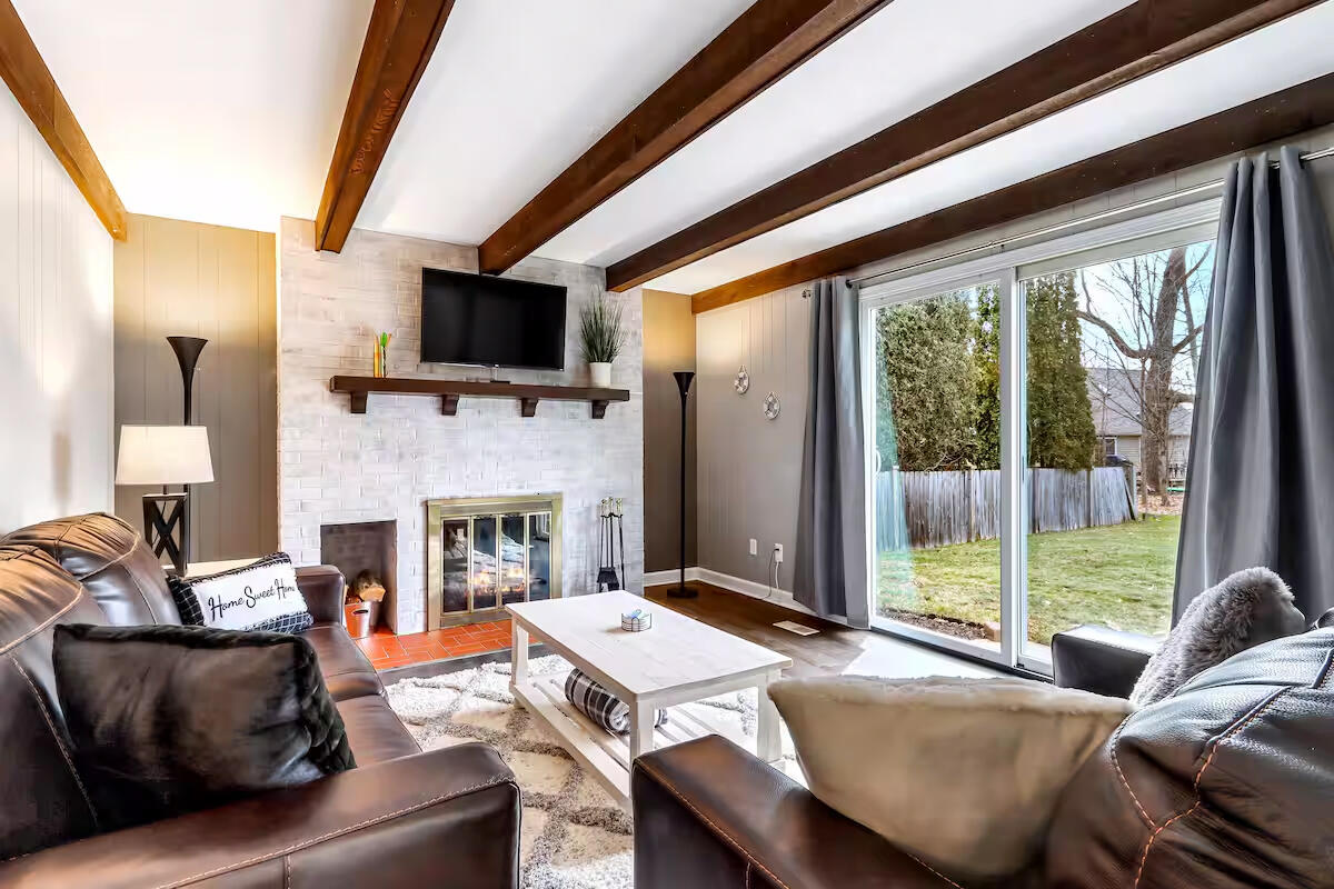 1800 Miller Road Lake Geneva, WI 53147 - Photo 3 of 29 Family Room