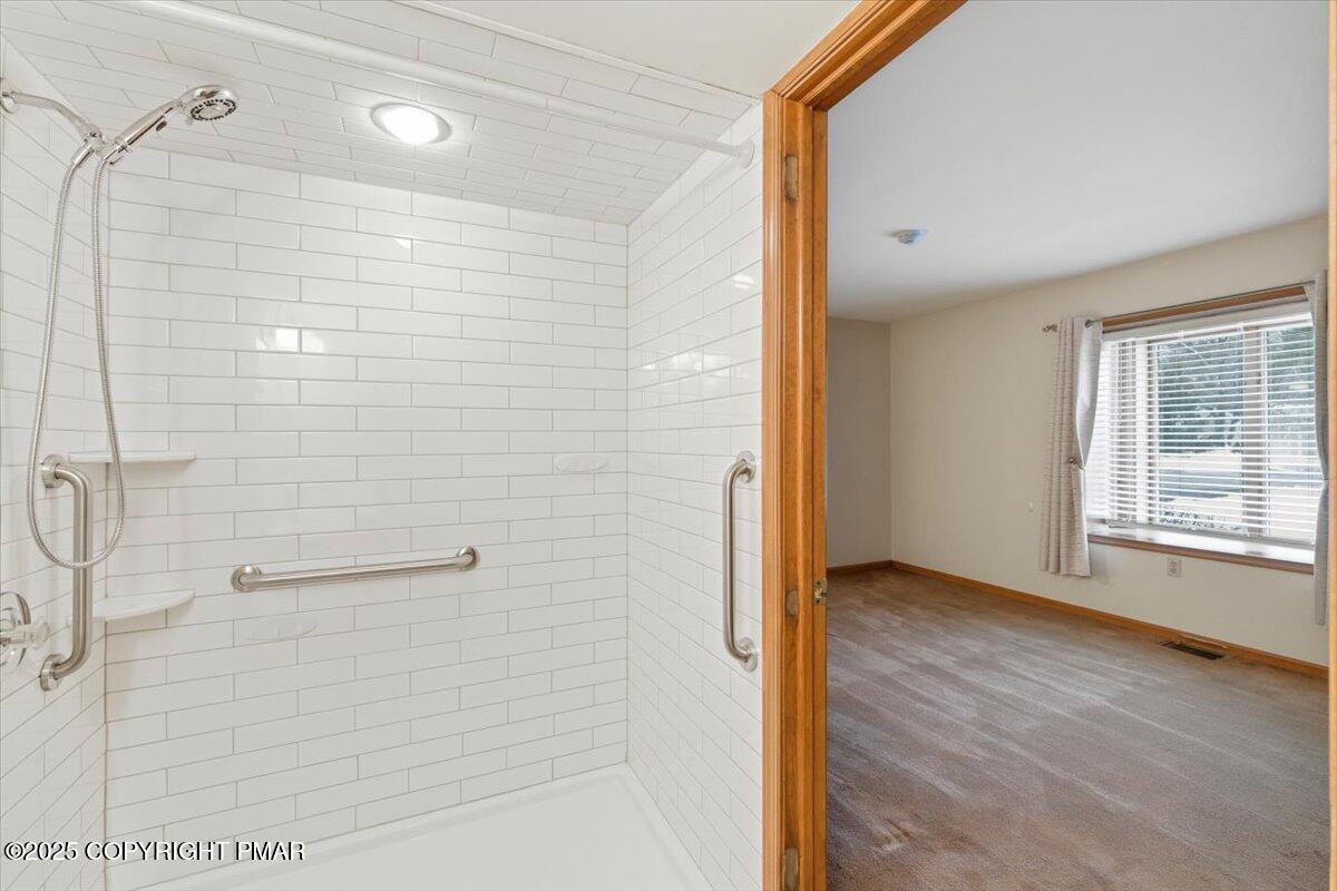 23 Turtle Way Stroudsburg, PA 18360 - Photo 18 of 37 Primary Bathroom