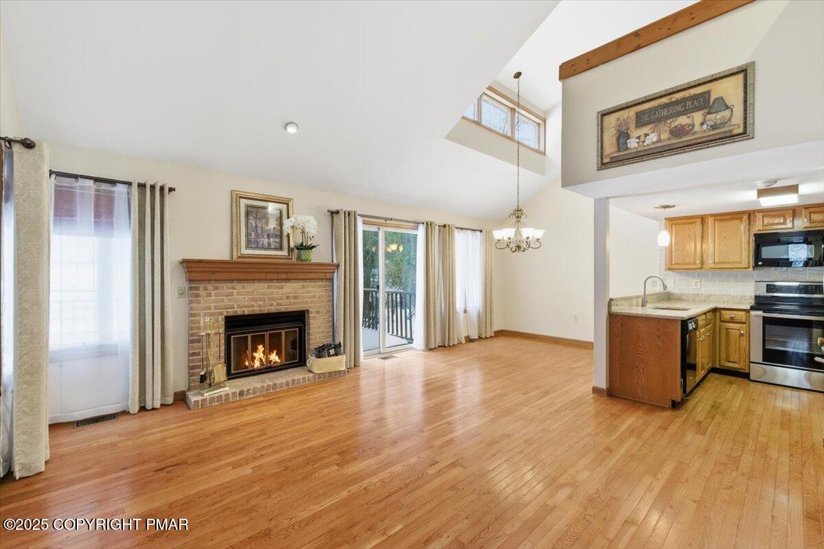 23 Turtle Way Stroudsburg, PA 18360 - Photo 4 of 37 Living Room