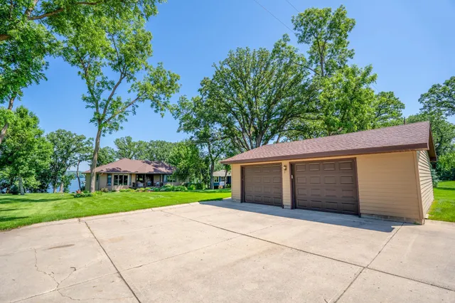 $1,200,000 | 870 South Andrew Drive Northeast, New London, MN 56273