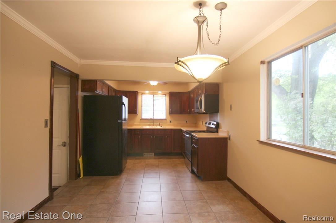 132 South Roslyn Road Waterford, MI 48328 - Photo 12 of 20 Roslyn Kitchen.jpg