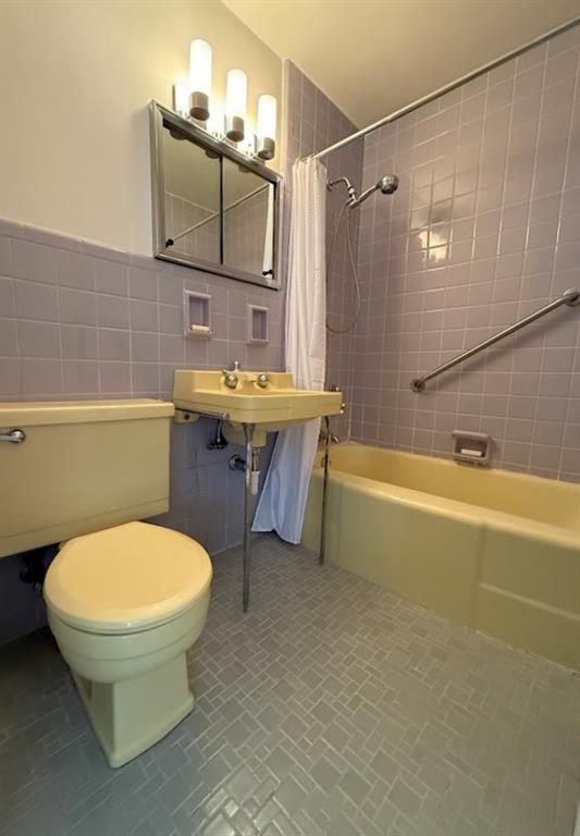 4601 Fifth Avenue, Unit 623 Pittsburgh, PA 15213 - Photo 14 of 28 a bathroom with a sink a toilet and bathtub