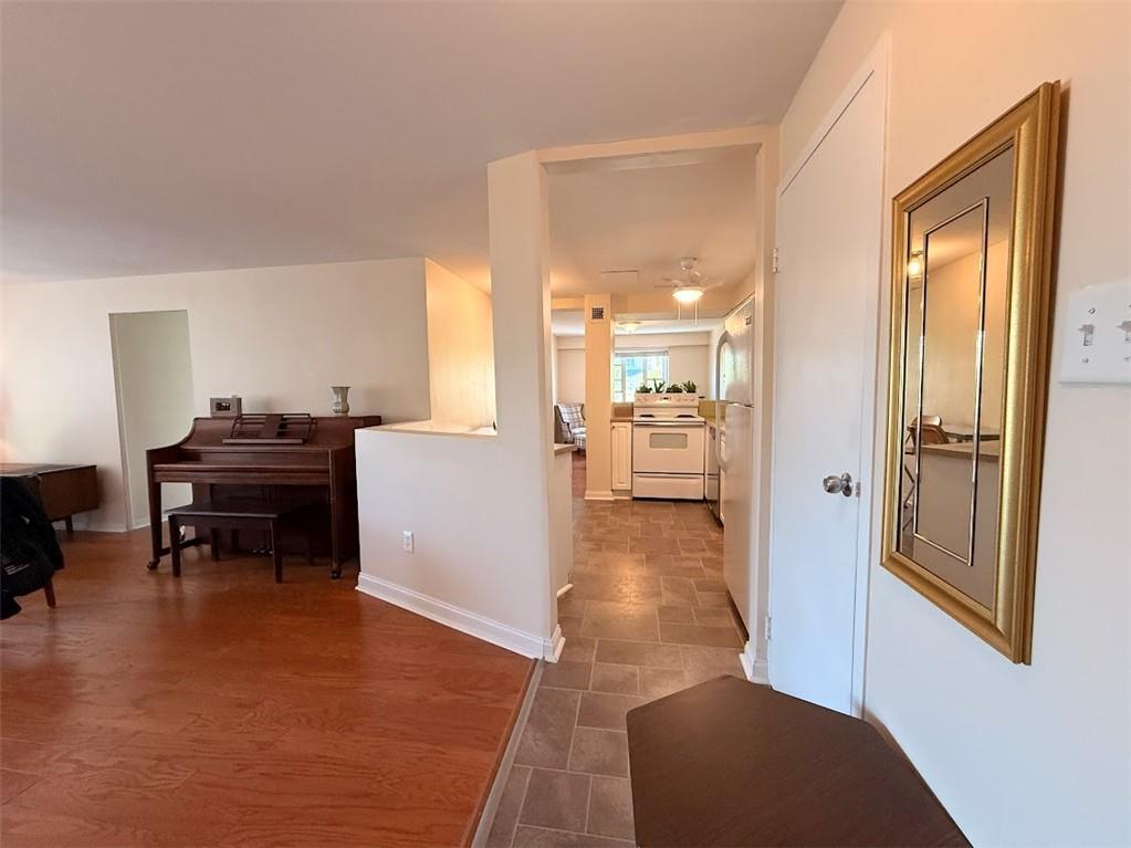 4601 Fifth Avenue, Unit 623 Pittsburgh, PA 15213 - Photo 5 of 28 a living room with furniture and a piano table