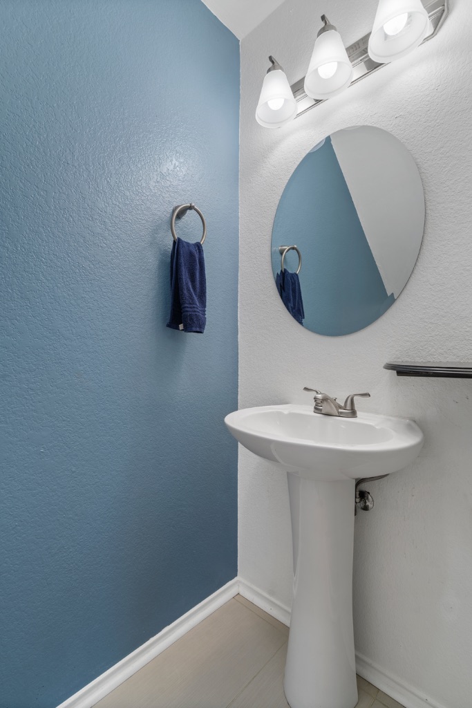 911 Flatters Way Pflugerville, TX 78660 - Photo 13 of 31 a bathroom with a sink and mirror
