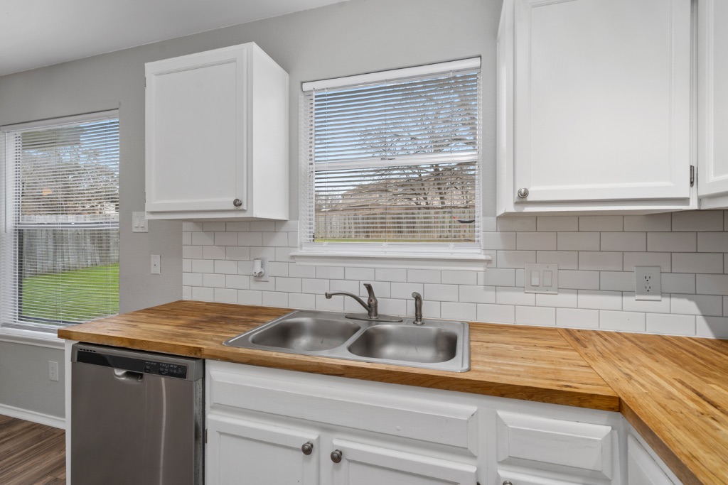 911 Flatters Way Pflugerville, TX 78660 - Photo 8 of 31 a kitchen with a sink and cabinets