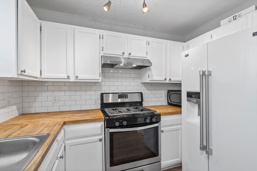 911 Flatters Way Pflugerville, TX 78660 - Photo 9 of 31 a kitchen with cabinets and appliances