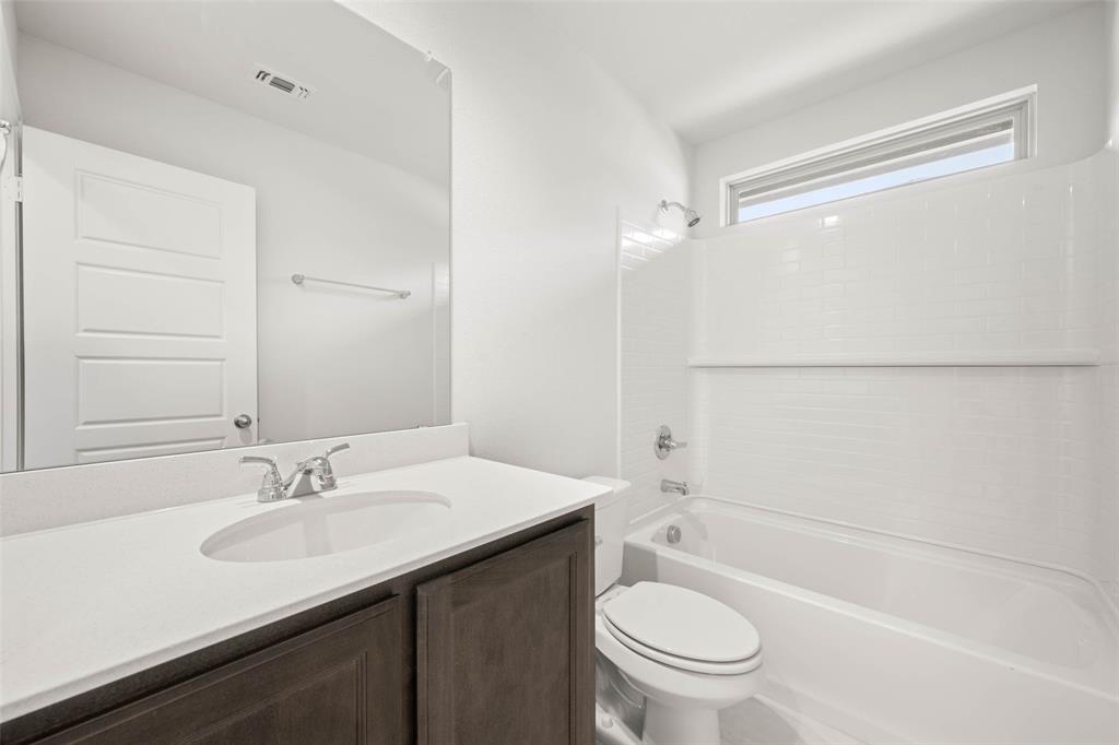 2637 Streamside Drive Burleson, TX 76028 - Photo 21 of 32 2637 Streamside- Bathroom-1