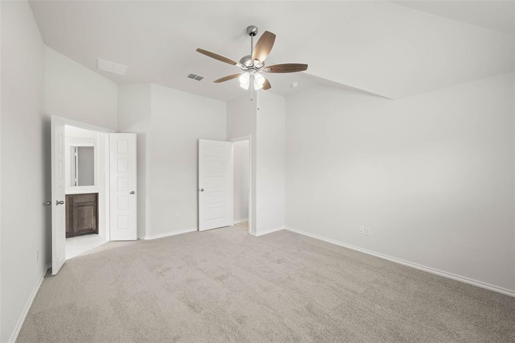 2637 Streamside Drive Burleson, TX 76028 - Photo 23 of 32 2637 Streamside- Primary SUite-2