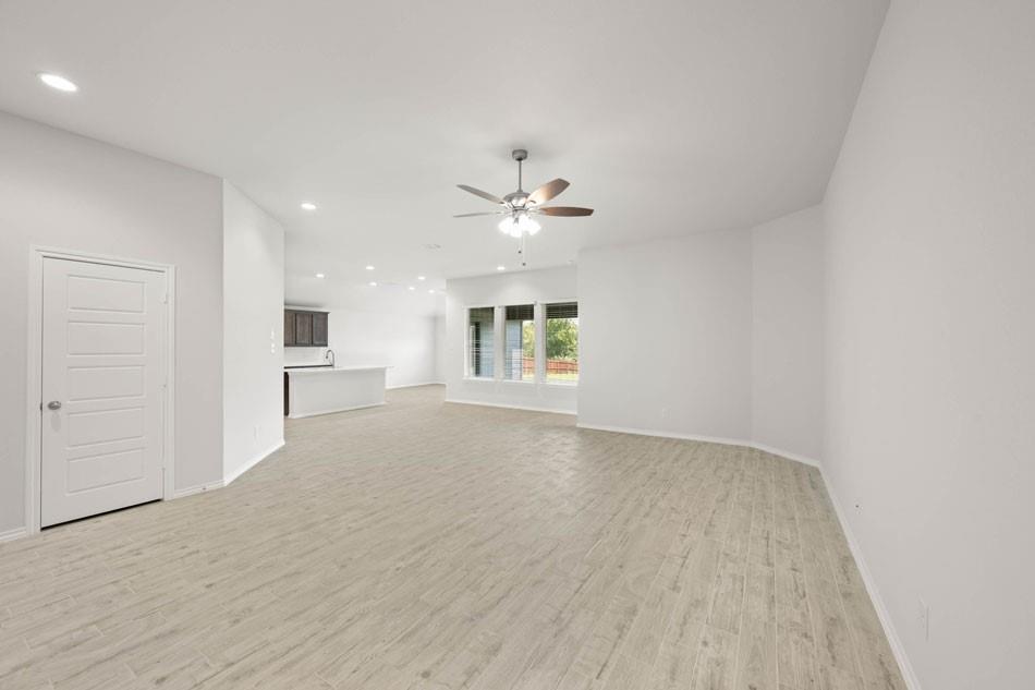 2637 Streamside Drive Burleson, TX 76028 - Photo 7 of 32 InteriorImage 4