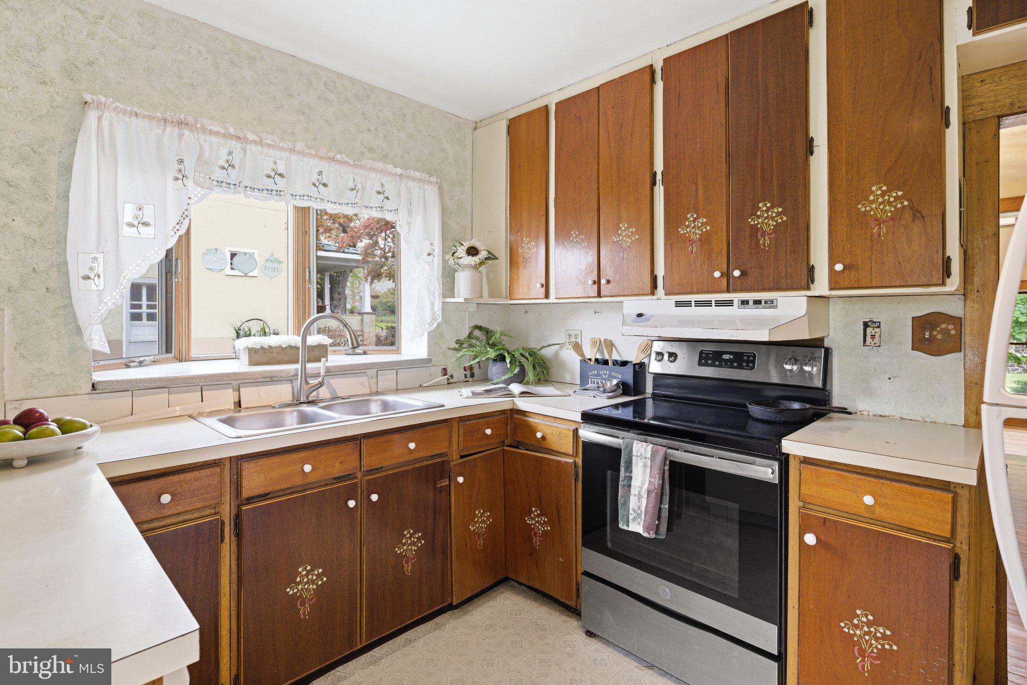 3131 Bedminster Road Ottsville, PA 18942 - Photo 10 of 17 Kitchen with bay window, vintage cabinetry