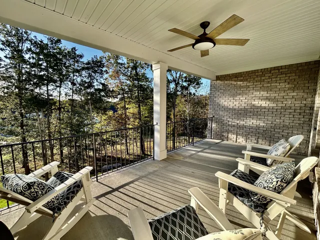 a view of livingroom with furniture