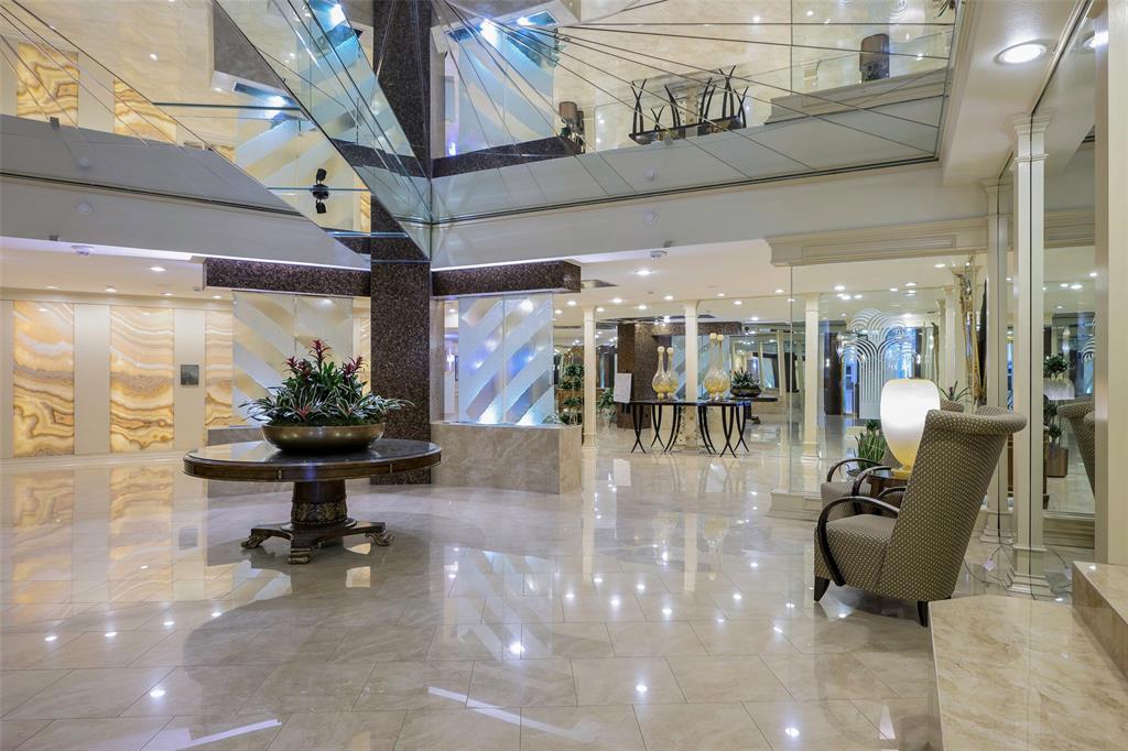 5200 Keller Springs Road, Unit 1534/36 Dallas, TX 75248 - Photo 31 of 35 a gym and outdoor space with lots of table and chairs