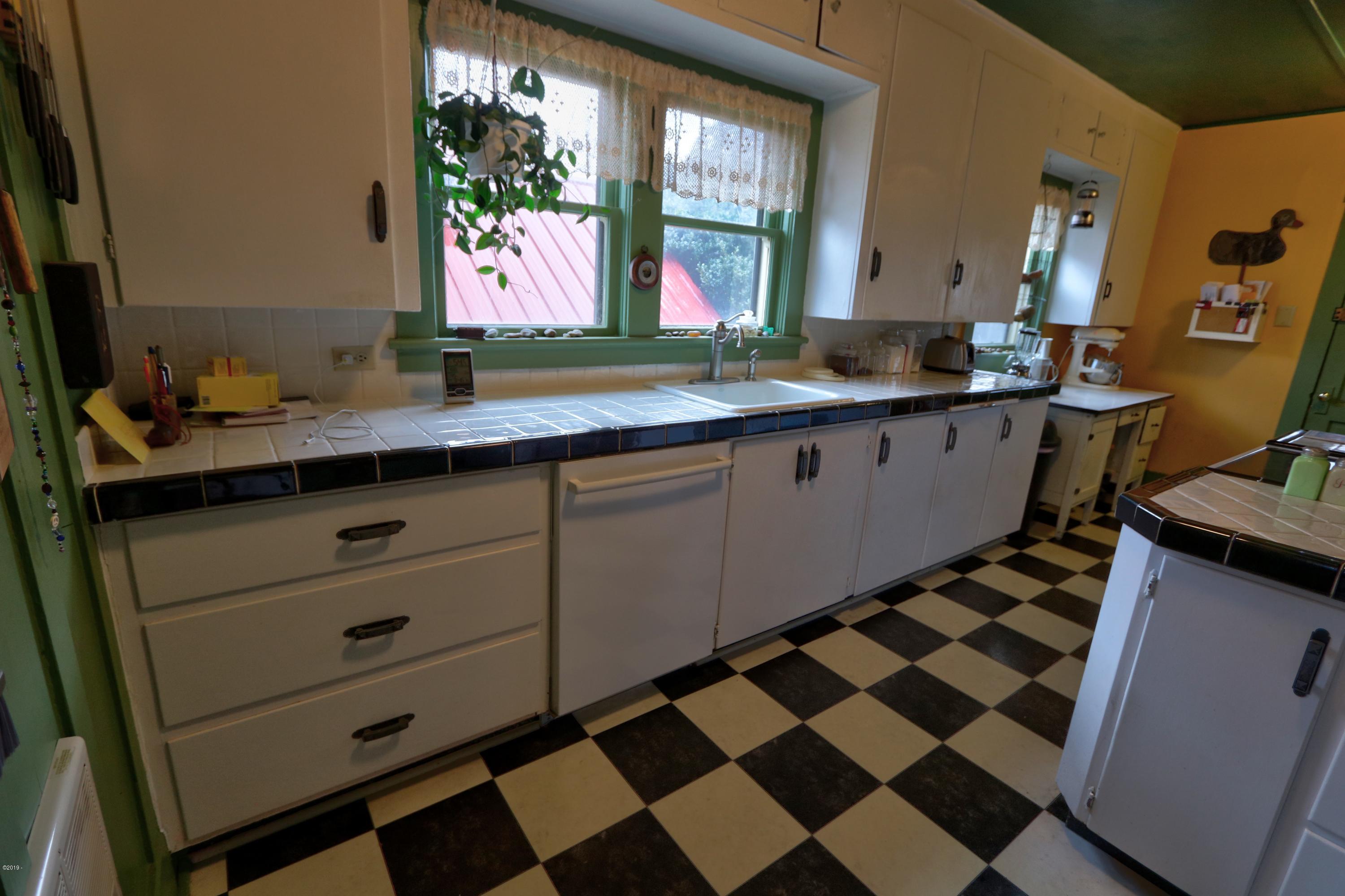 19 Southwest Hurbert Street Newport, OR 97365 - Photo 13 of 51 Kitchen