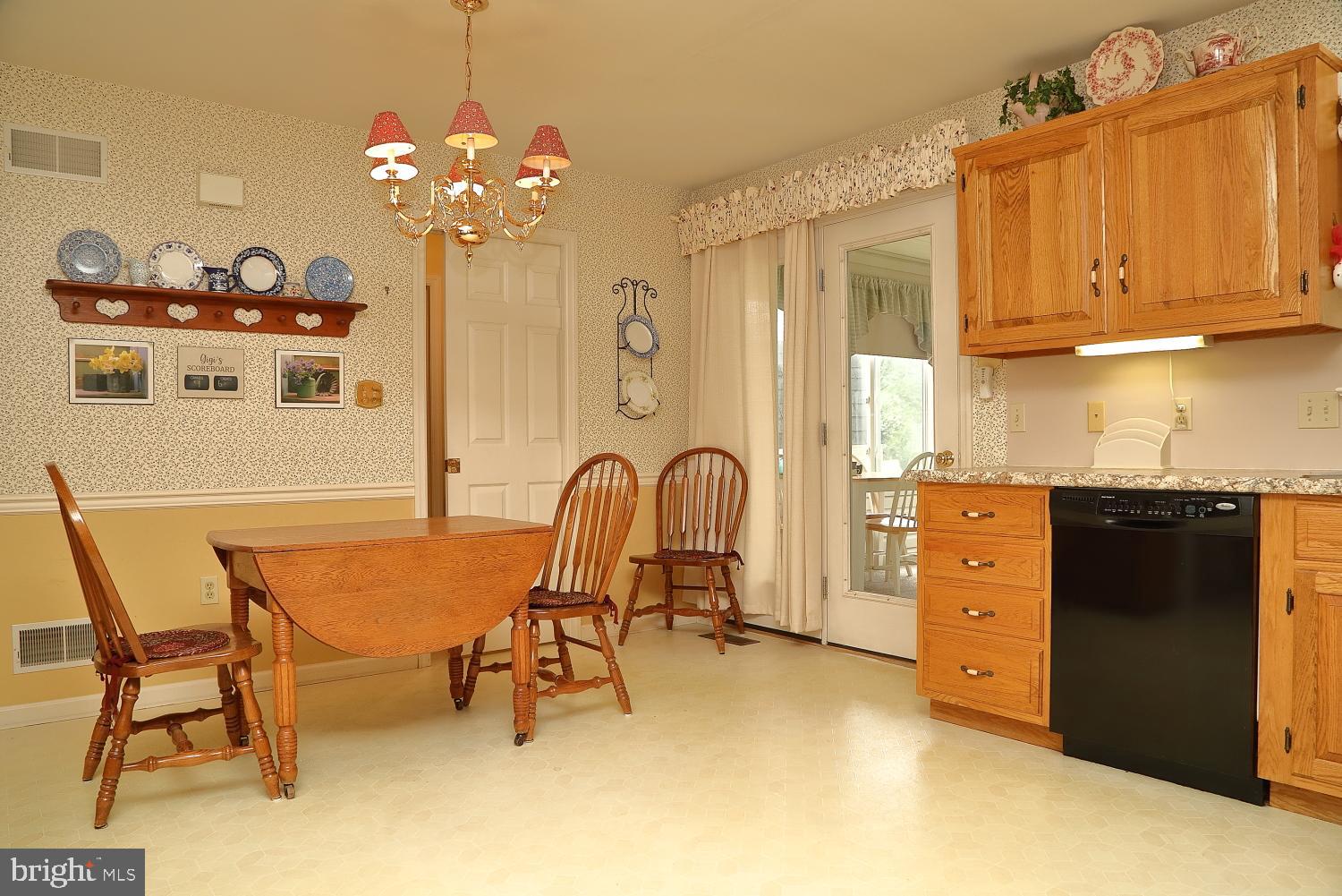 706 Radio Road Elizabethtown, PA 17022 - Photo 8 of 27 Dining