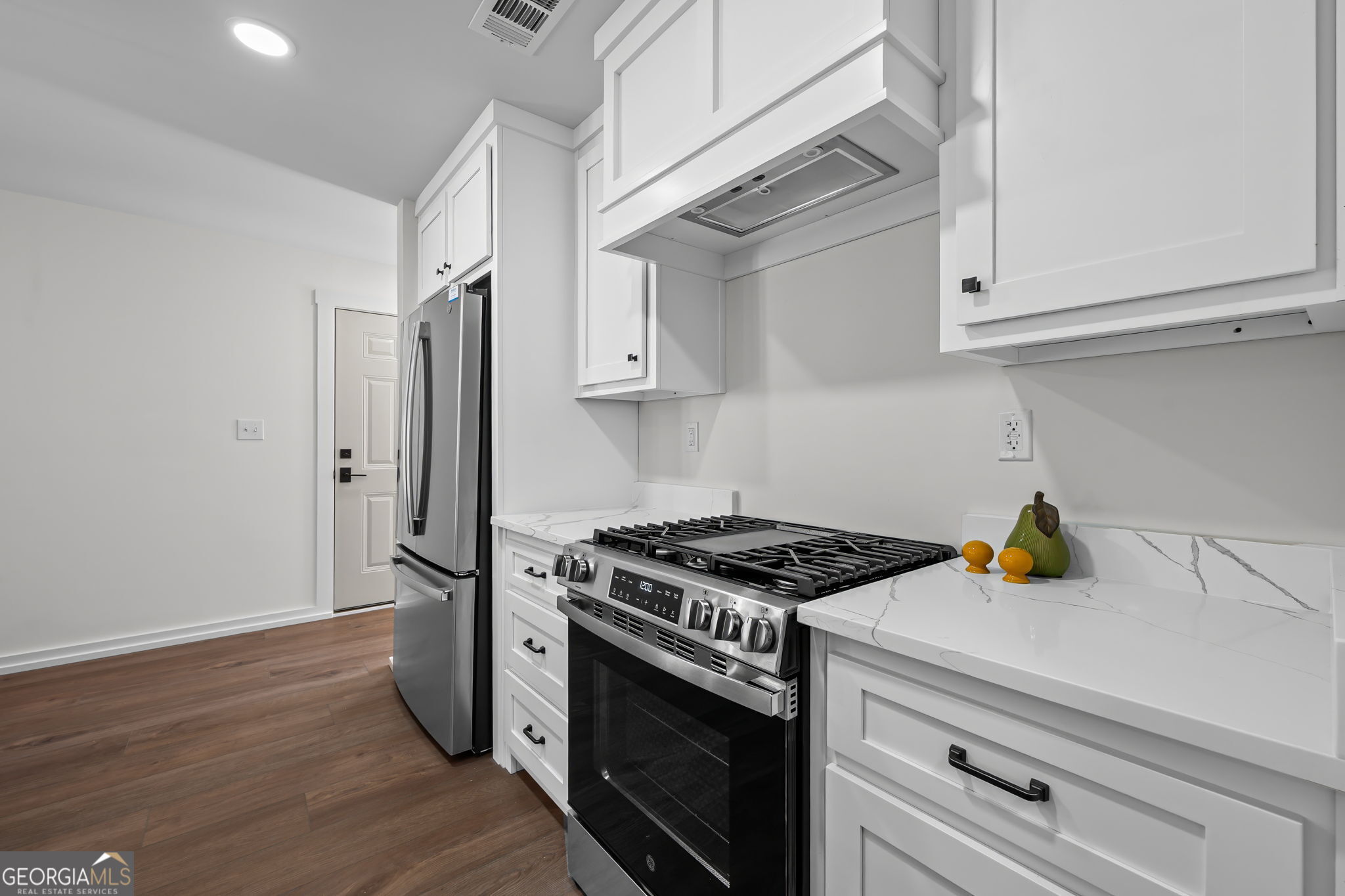 85 Franklin Road Newnan, GA 30263 - Photo 13 of 37 a kitchen with stainless steel appliances granite countertop a stove and a refrigerator