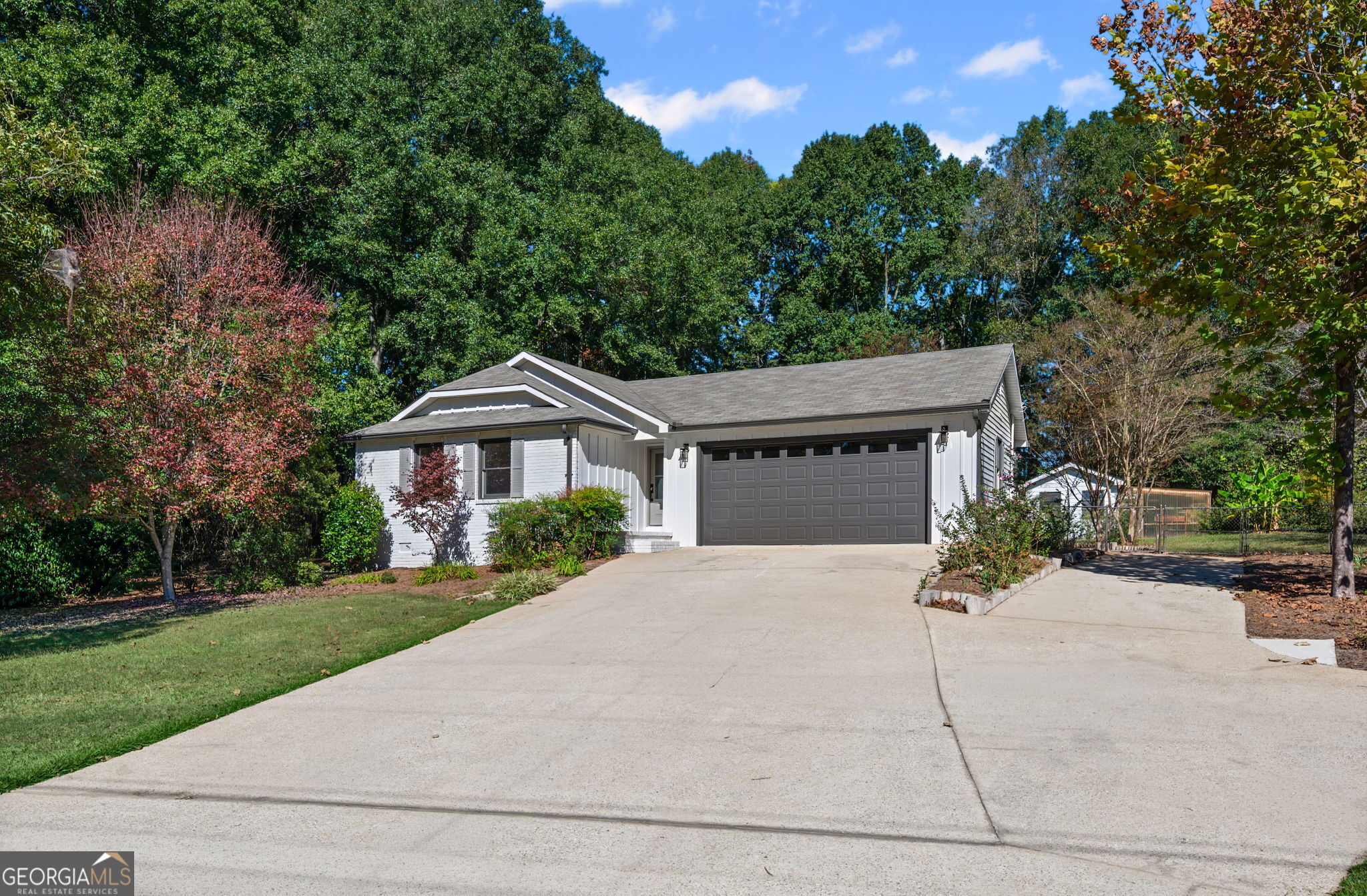 85 Franklin Road Newnan, GA 30263 - Photo 3 of 37 a front view of a house with a yard and garage