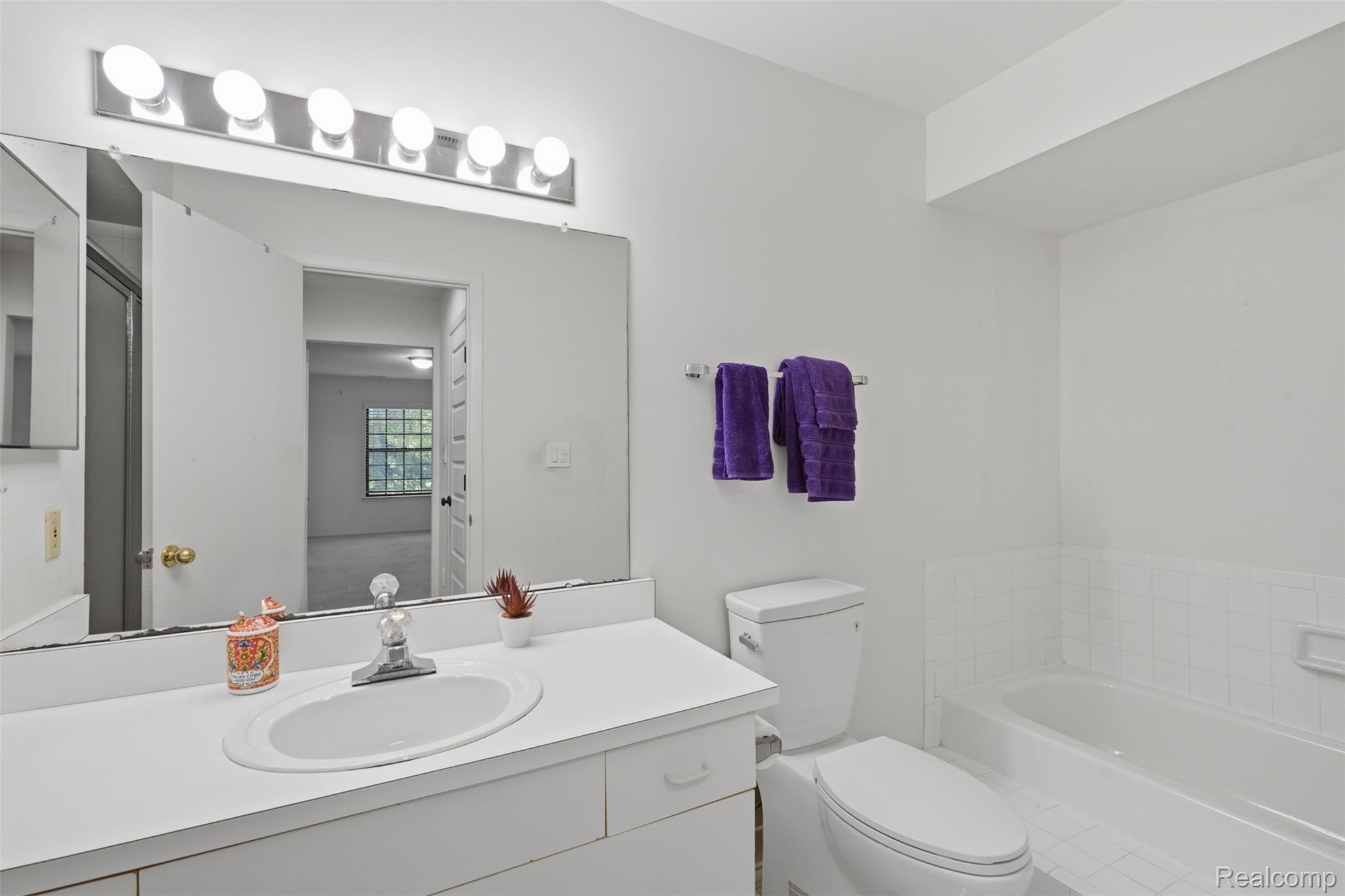 29726 Pine Ridge Circle Farmington, MI 48331 - Photo 16 of 40 Primary Bathroom